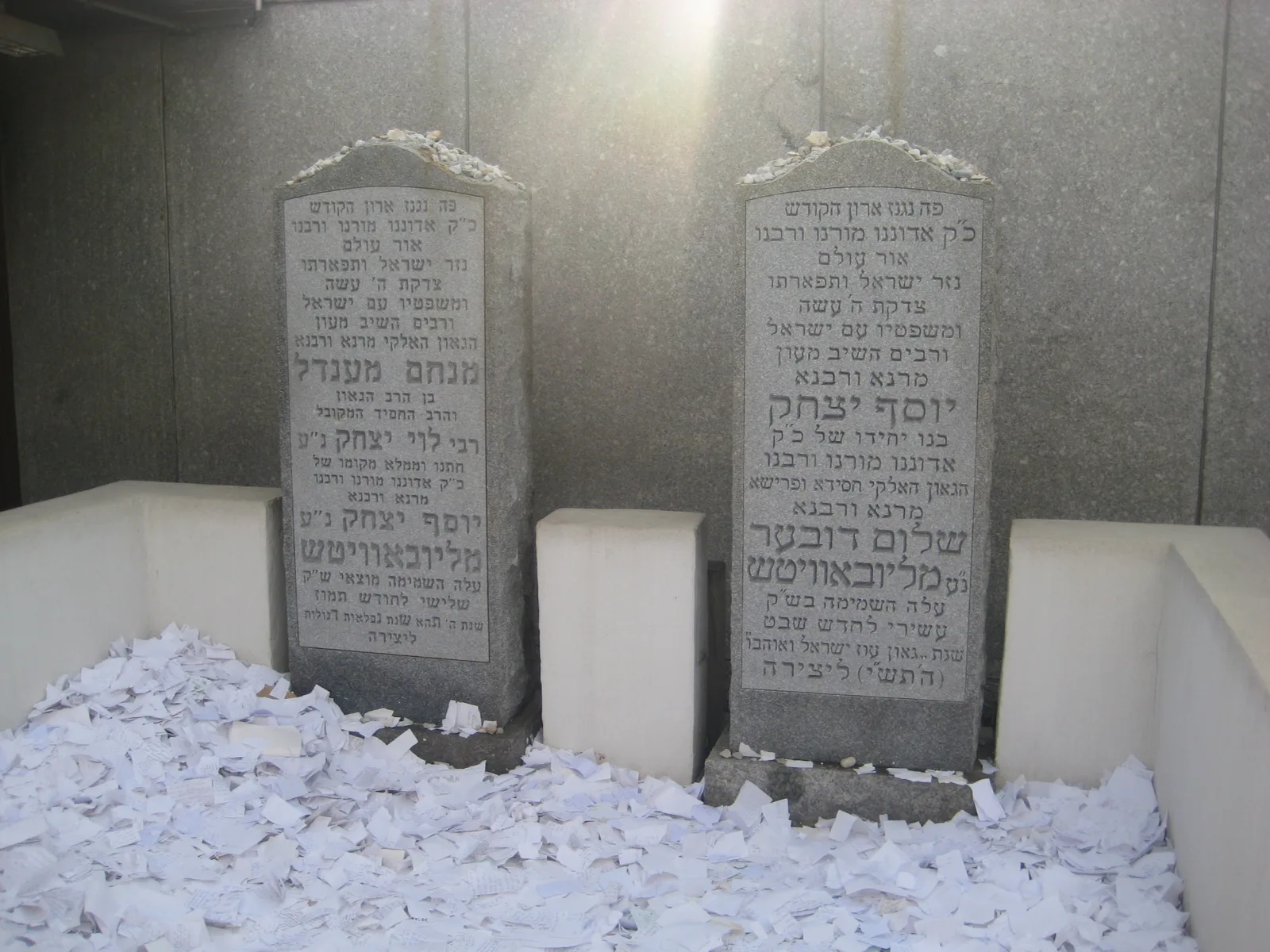 Le lieu de repos du Rabbi, recouvert de lettres